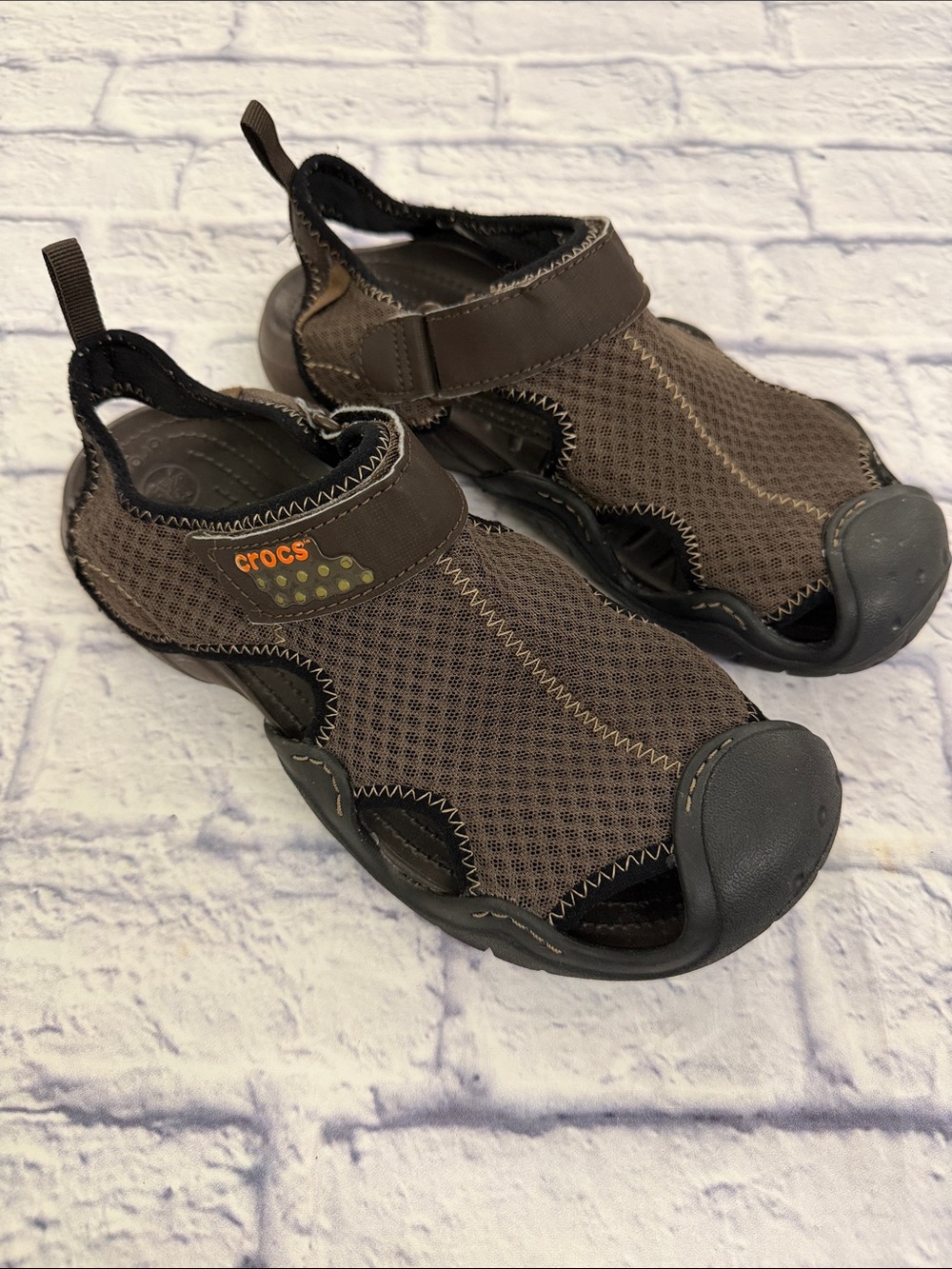 CROCS sz. 8 Swiftwater Mesh Deck Sandals Brown and Black Closed-Toe Water Shoes.